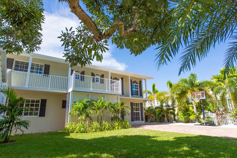 44 Andros Road Key Largo, FL 33037 - Photo 11 of 41 Bright Green Grass and Mature Trees