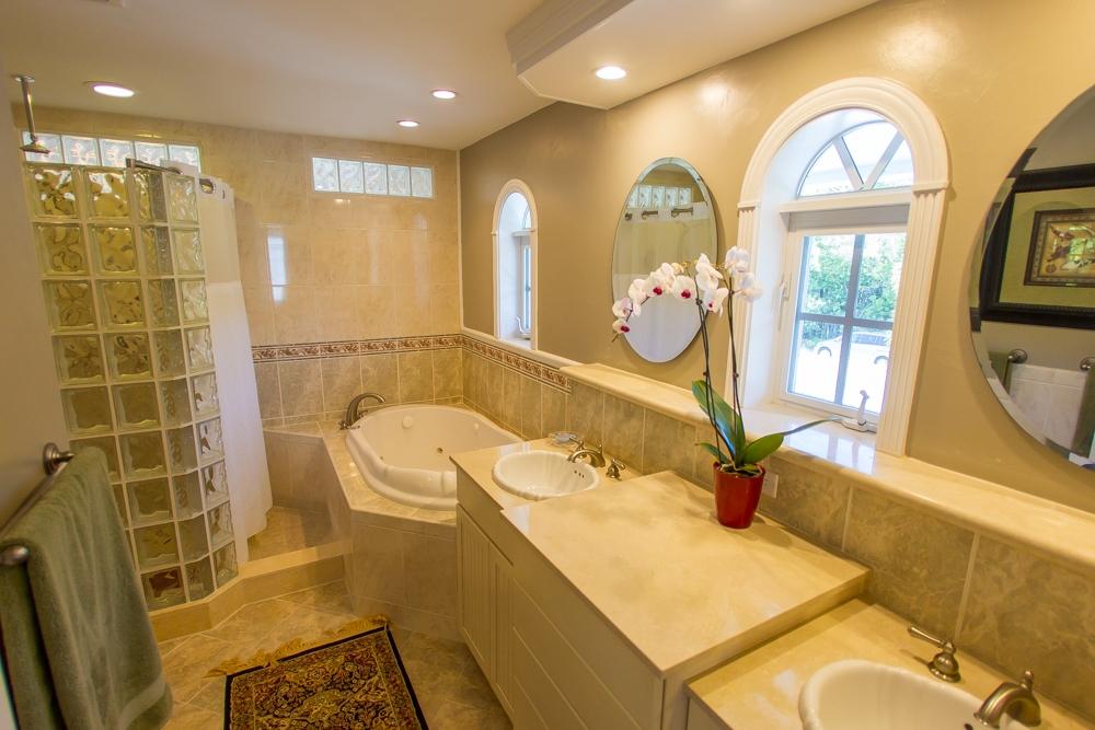 44 Andros Road Key Largo, FL 33037 - Photo 39 of 41 Master Bath w/ Dual Vanities