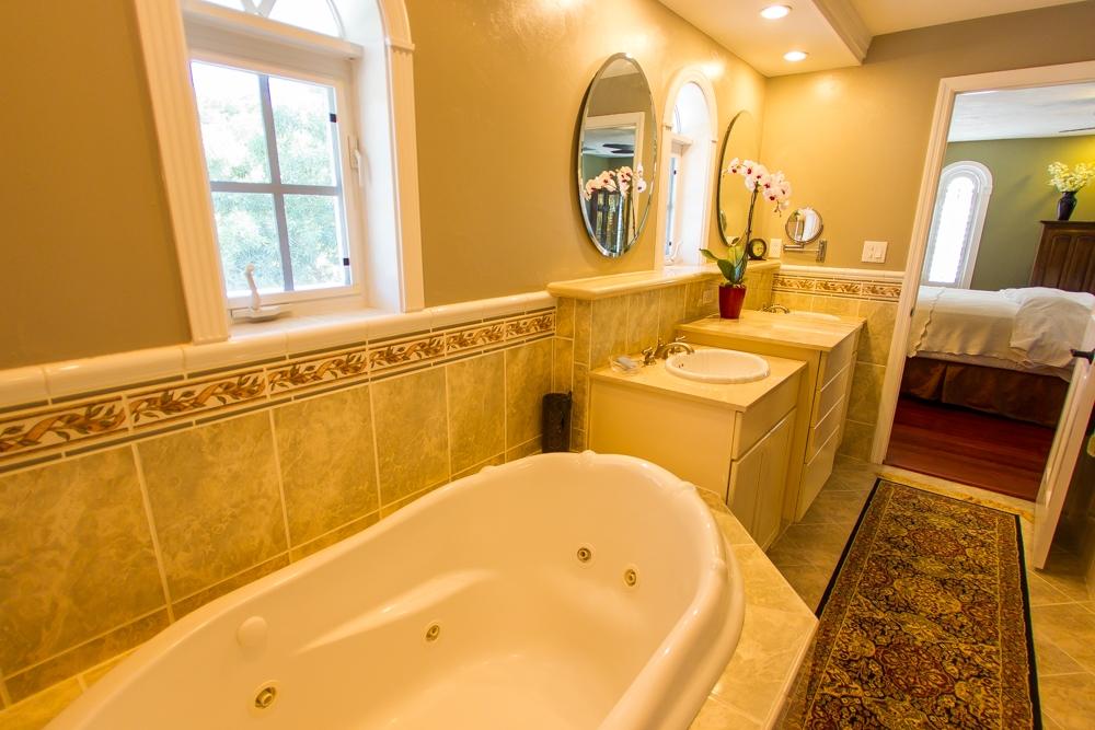 44 Andros Road Key Largo, FL 33037 - Photo 40 of 41 Master Bathroom Soaking Jacuzzi