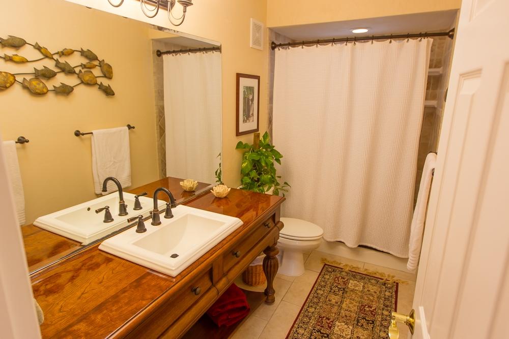 Guest Bath w/ Tavertine Shower walls