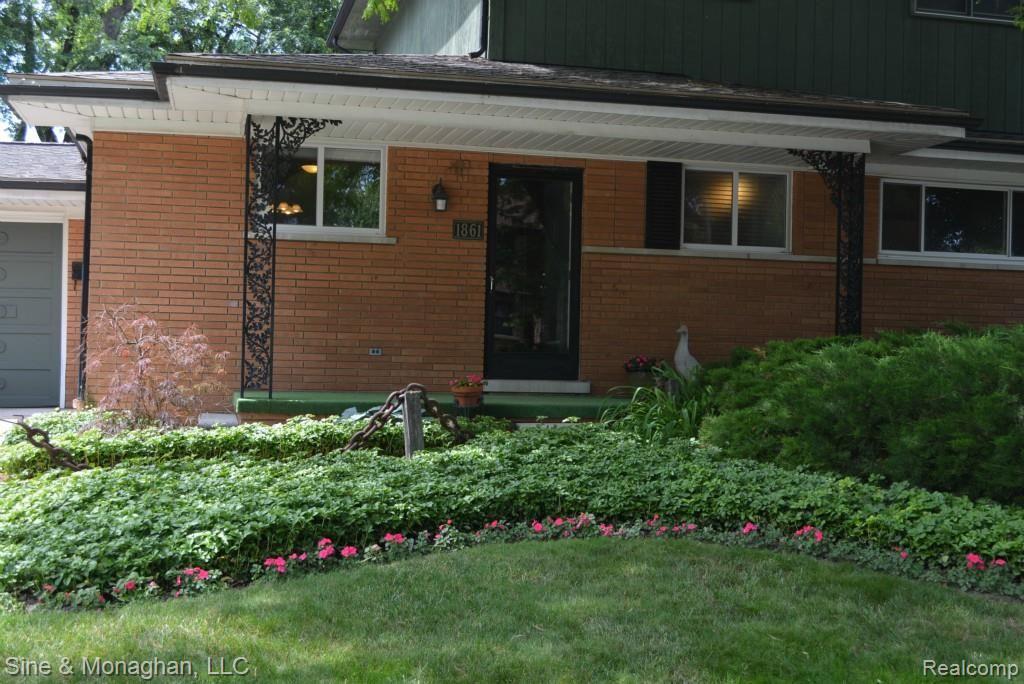 1861 Hawthorne Road Grosse Pointe, MI 48236 - Photo 20 of 21 DSC_0005.jpg
