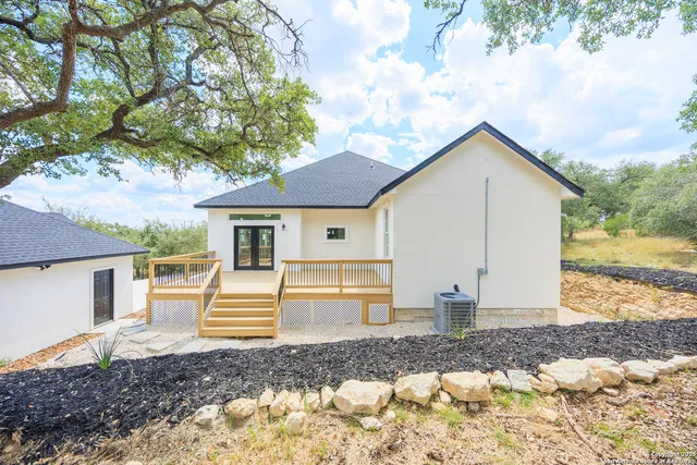 a view of a house with backyard