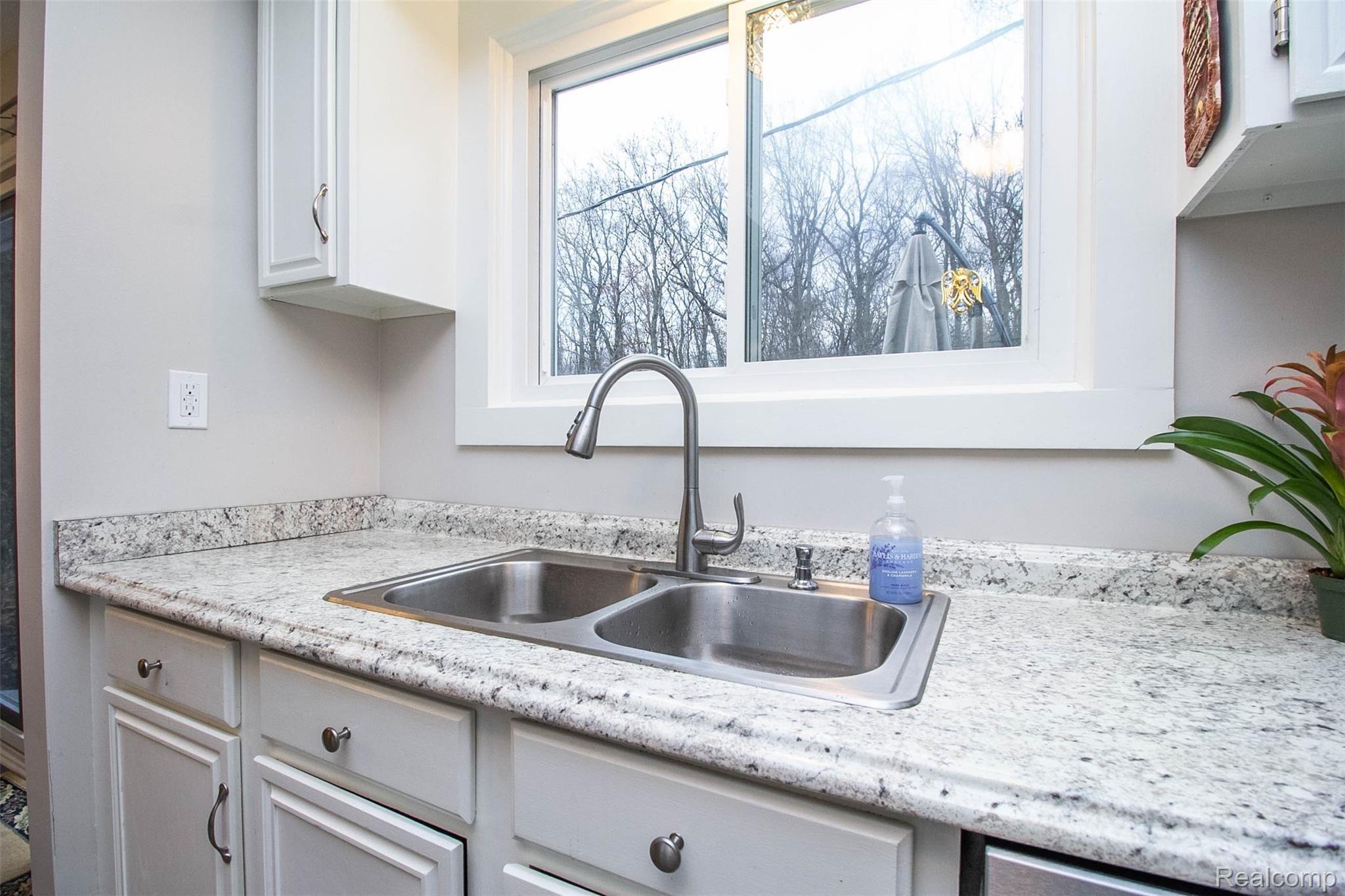 1907 Henbert Road West Bloomfield, MI 48324 - Photo 13 of 33 13.jpg