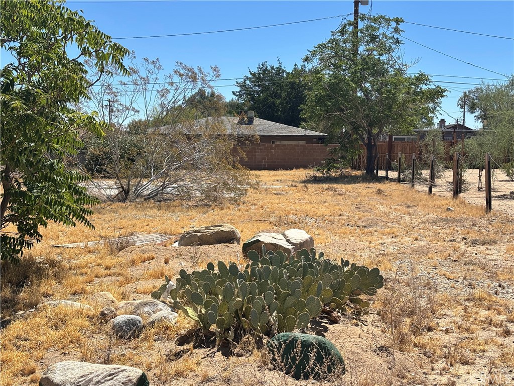 62027 Valley View Circle Joshua Tree, CA 92252 - Photo 2 of 20 a view of a yard covered with snow in front of house