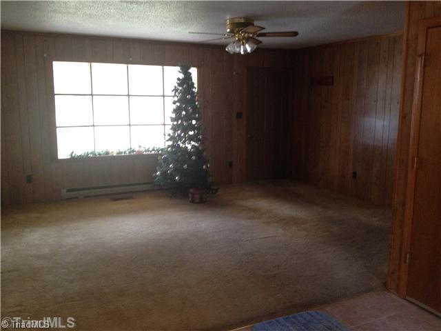 972 Jake Shoaf Road Lexington, NC 27295 - Photo 5 of 13 Den/Family/Great Room.