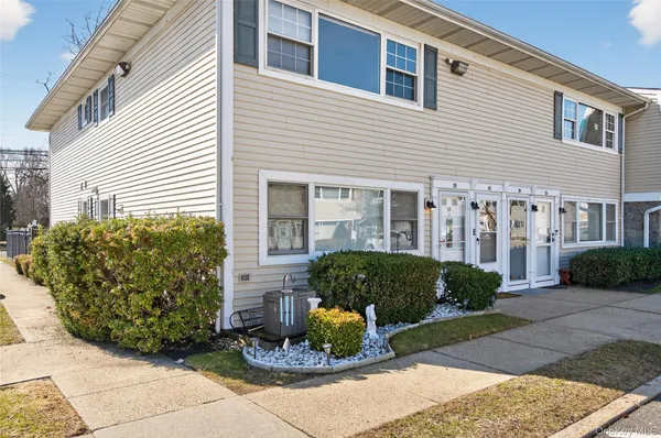 $540,000 | 1 Atlantic Avenue, Unit 35, Farmingdale, NY 11735