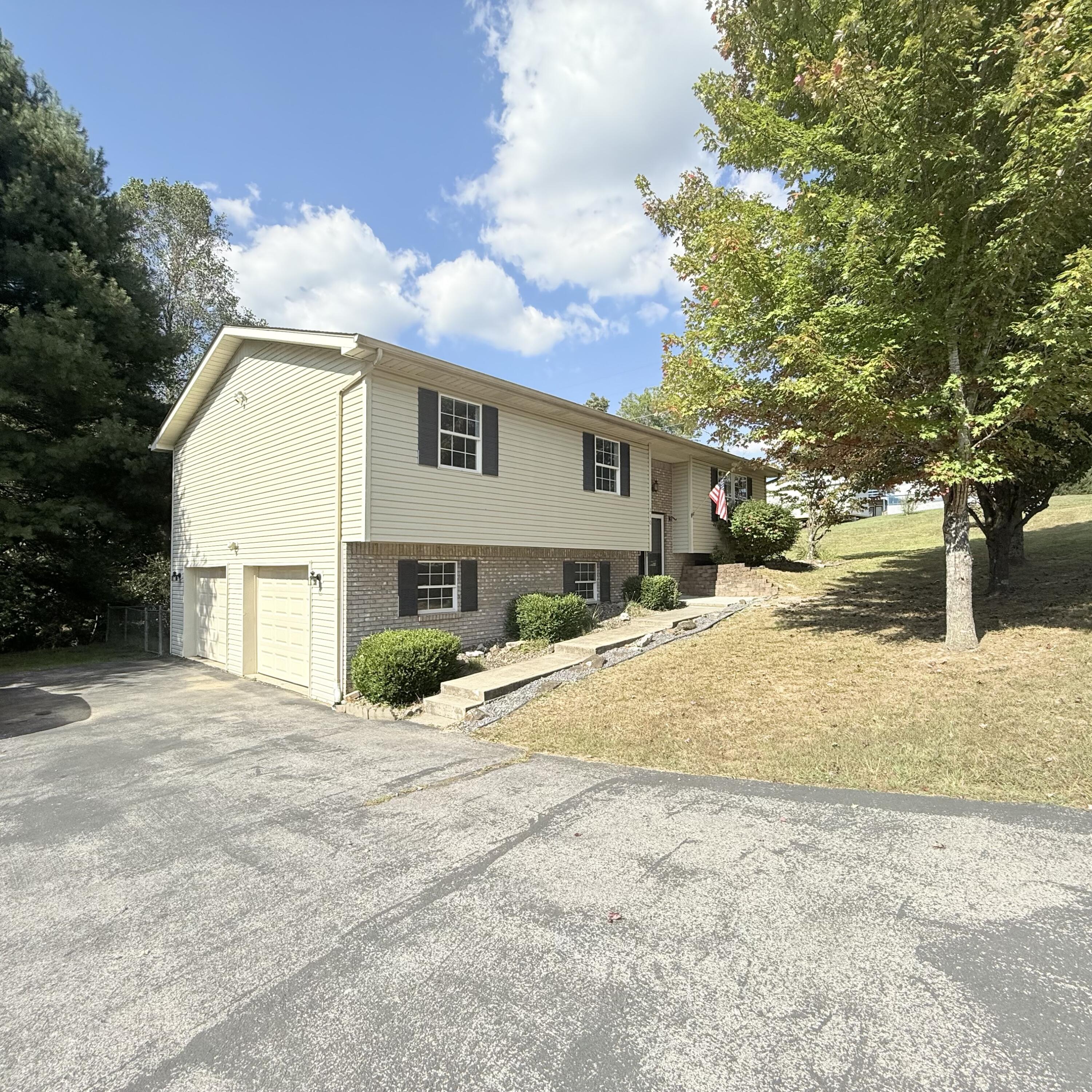 210 Blossom Rdg Drive Corbin, KY 40701 - Photo 2 of 29 IMG_3368