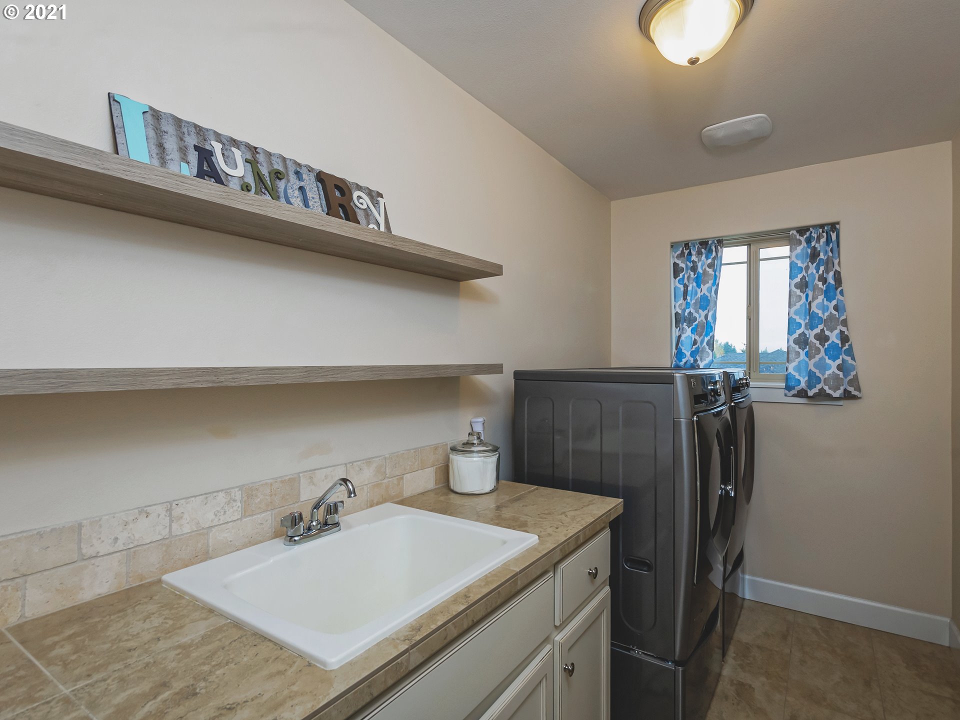 116 North 38th Place Ridgefield, WA 98642 - Photo 22 of 31 a bathroom with a sink and a mirror