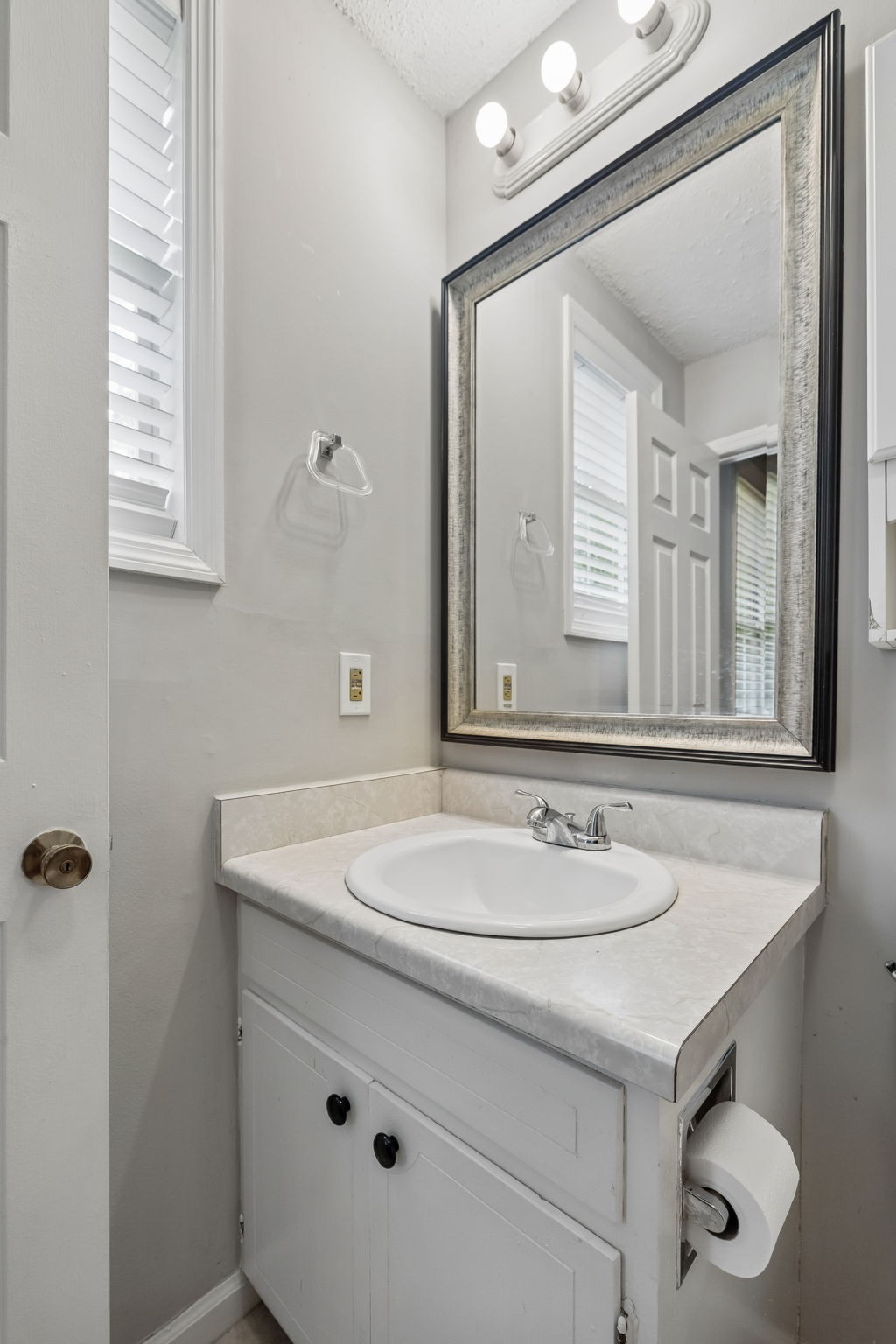 809 Fawn Lane Madison, TN 37115 - Photo 28 of 43 a bathroom with a sink and a mirror