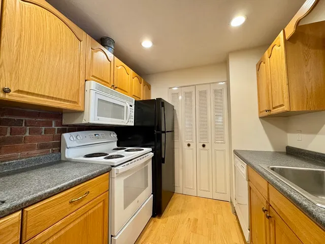 $2,300 | 25 Greentree Lane, Unit 43, Weymouth, MA 02190