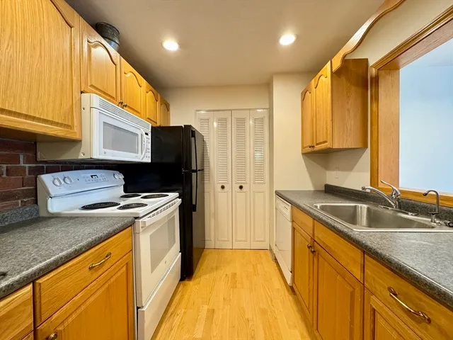 $2,300 | 25 Greentree Lane, Unit 43, Weymouth, MA 02190