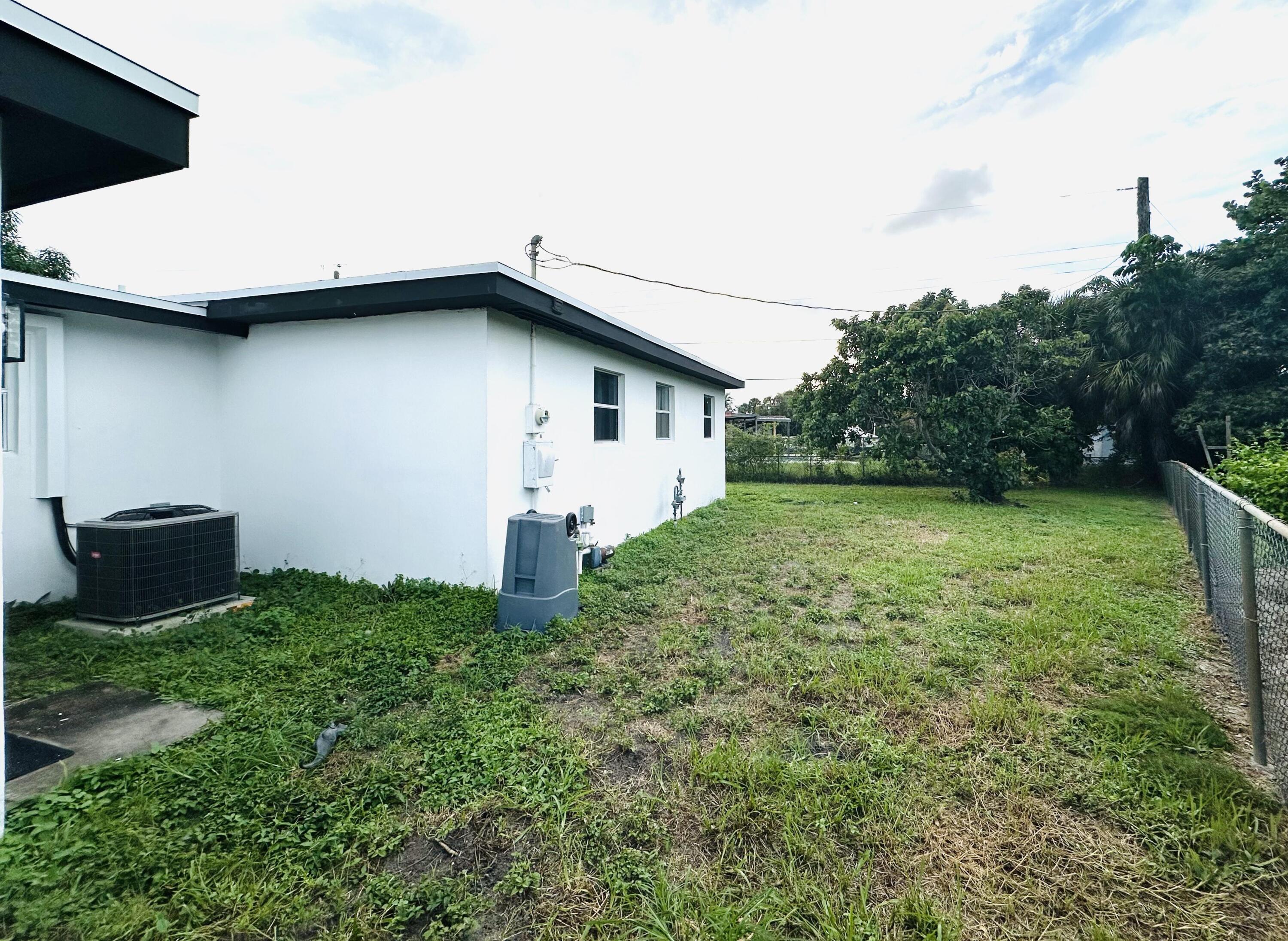 1865 West Chatham Road West Palm Beach, FL 33415 - Photo 6 of 56 7
