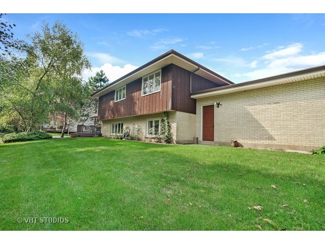 3720 Wilke Road Rolling Meadows, IL 60008 - Photo 25 of 25 a backyard of a house with lots of green space