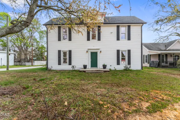 a view of a house with a backyard