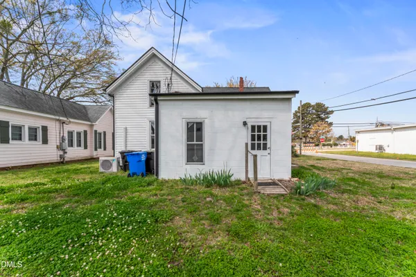 a view of a house with backyard