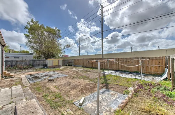 a view of a backyard