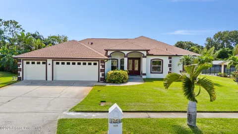 a view of house with garden