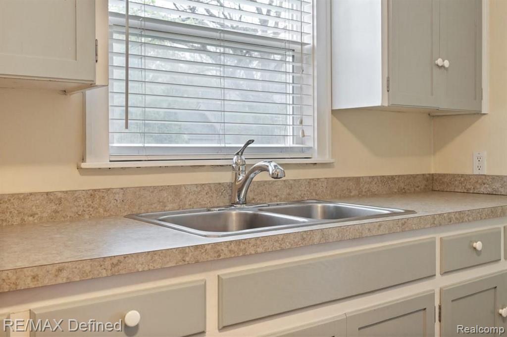 192 East Tienken Road Rochester Hills, MI 48307 - Photo 9 of 38