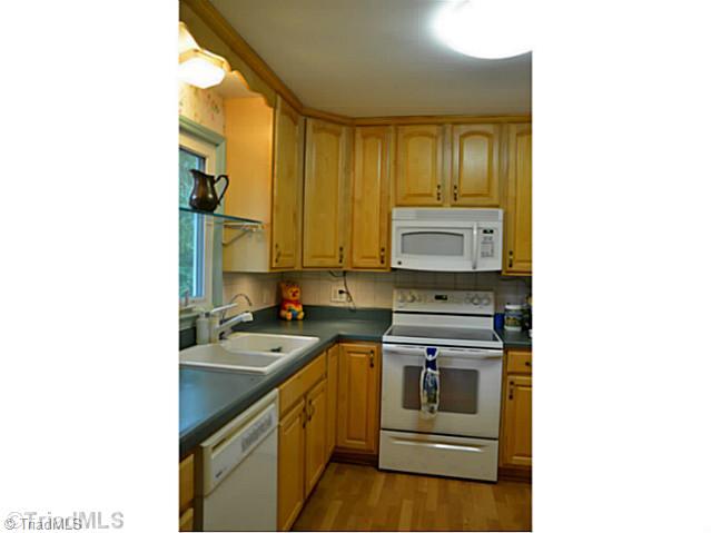 Cafeteria/Kitchen. Nice Kitchen