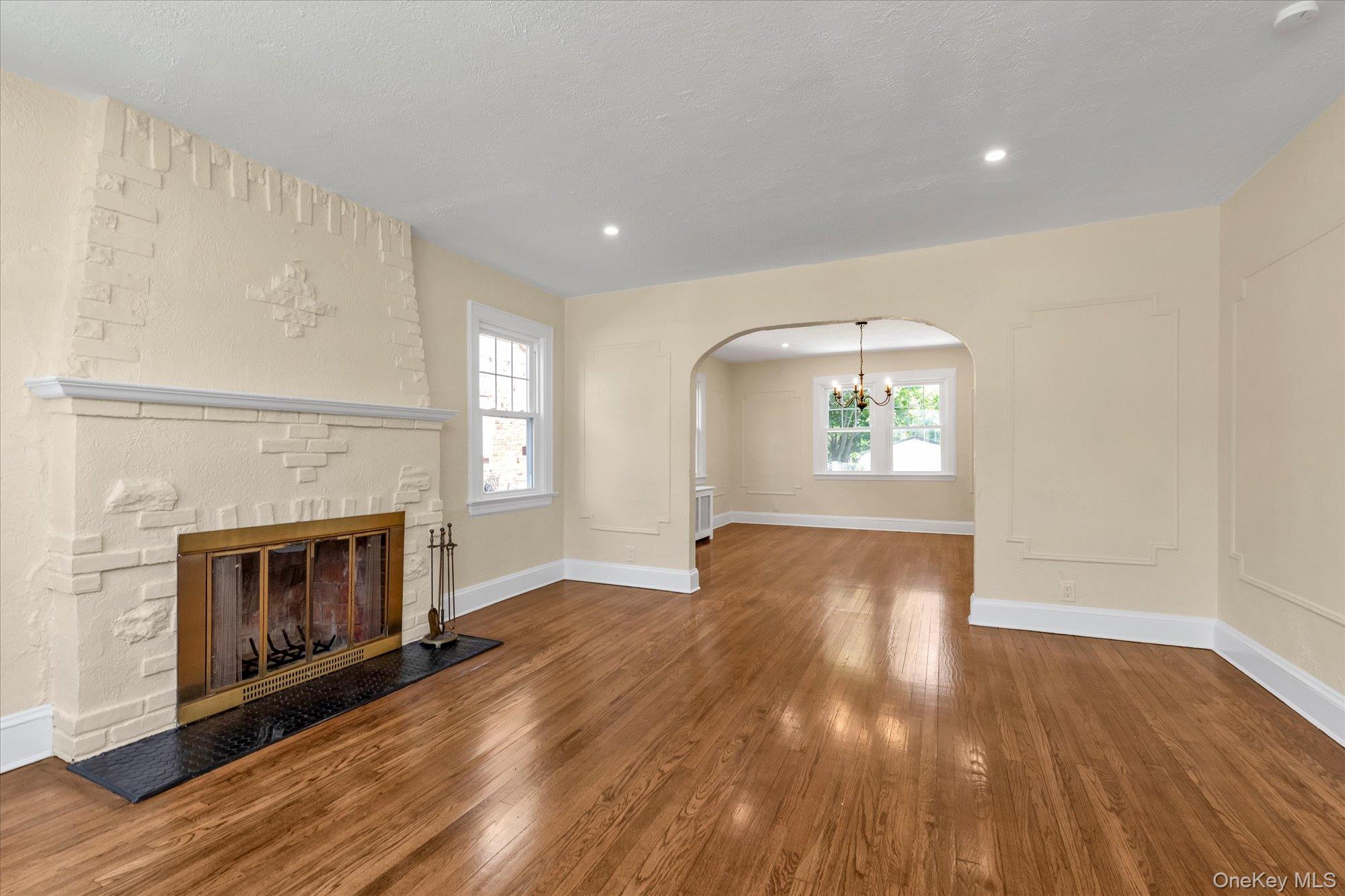 15 Hampton Road Lynbrook, NY 11563 - Photo 4 of 22 Living Room 3