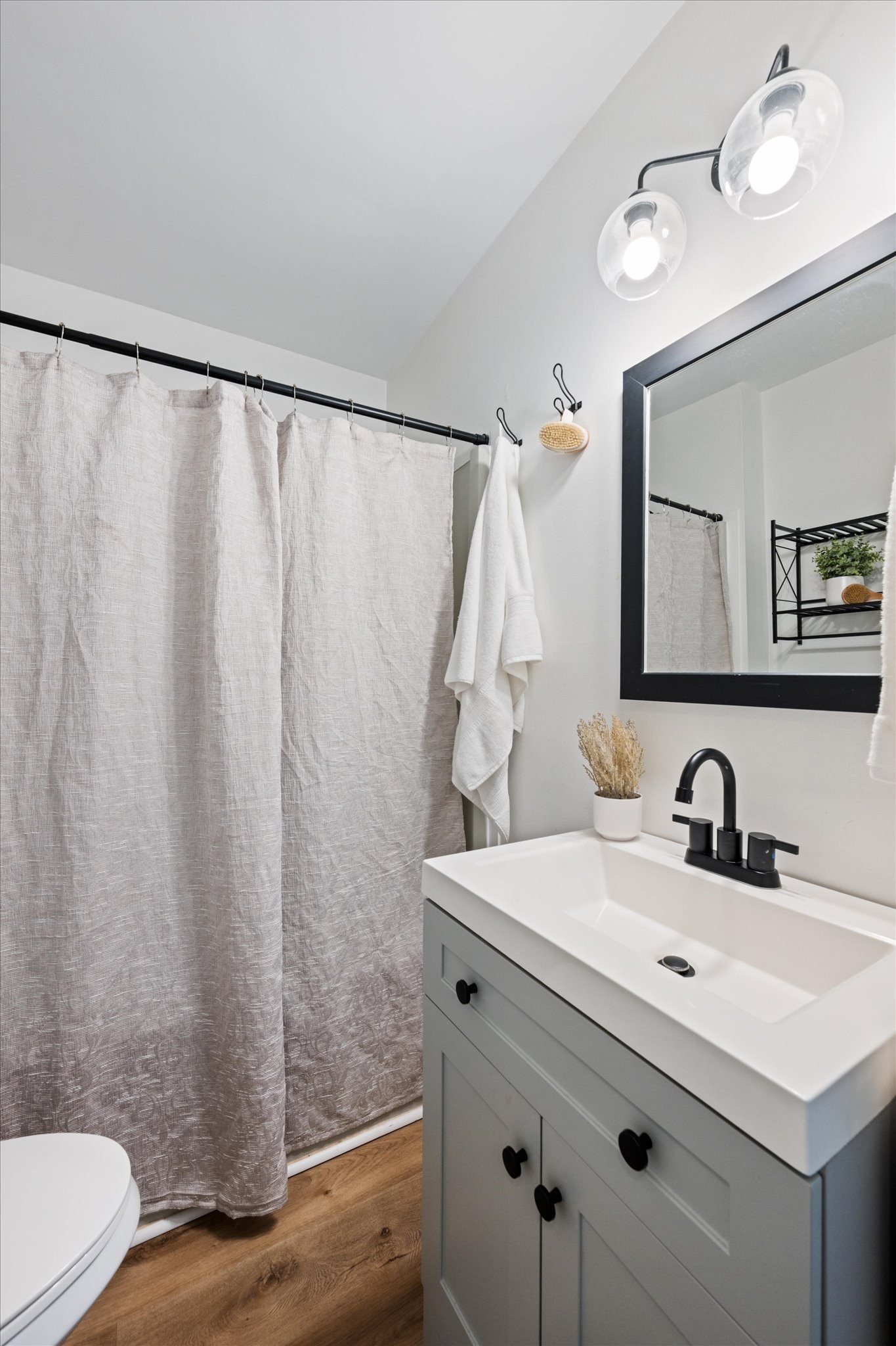 708 Oneida Avenue Nashville, TN 37207 - Photo 9 of 20 a bathroom with a sink and a mirror