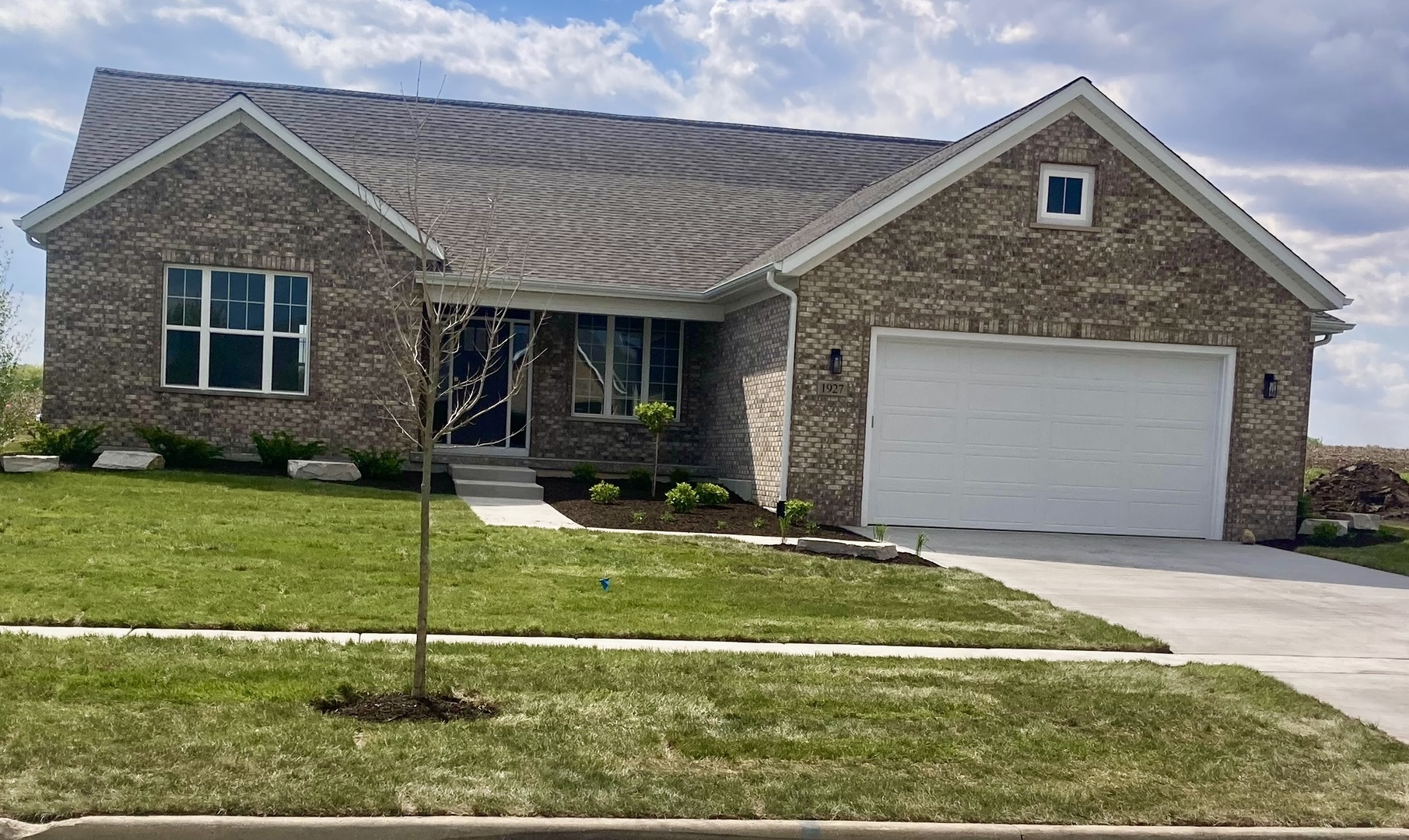 1927 Parkside Drive Sycamore, IL 60178 - Photo 1 of 39