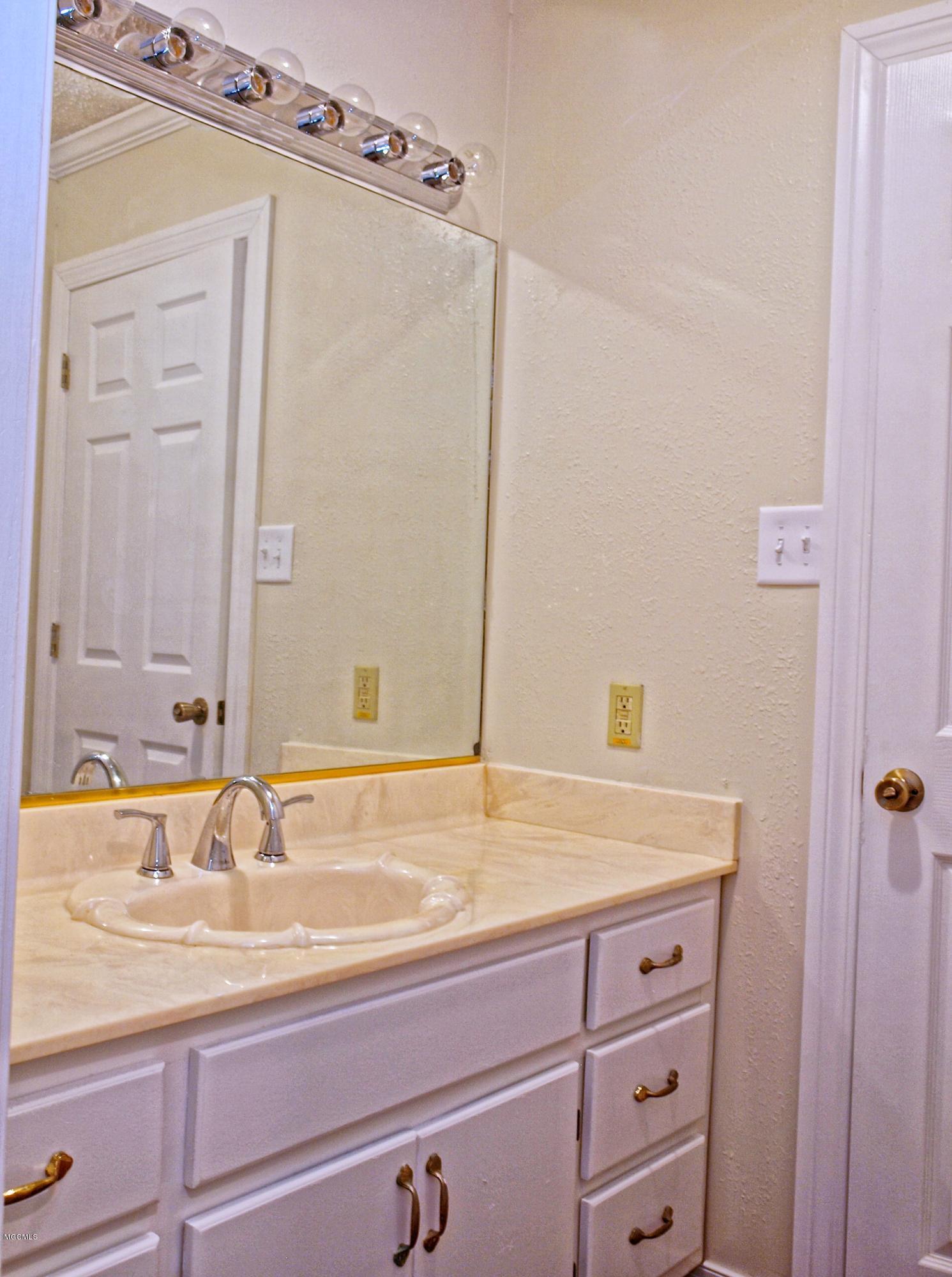 4315 Jamestown Road Moss Point, MS 39563 - Photo 10 of 19 MasterBath