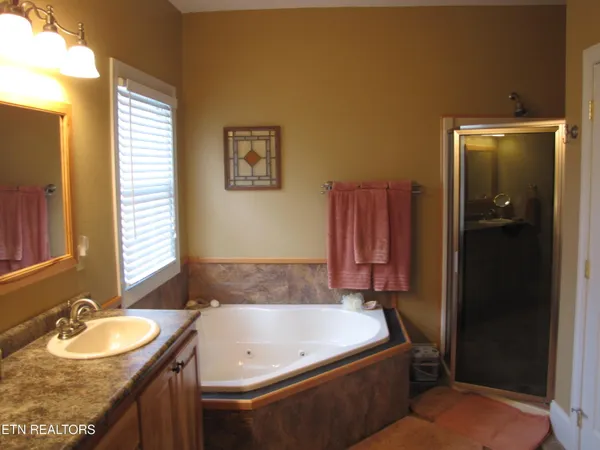 $914,900 | 734 Ridgetop Drive, Jamestown, TN 38556
