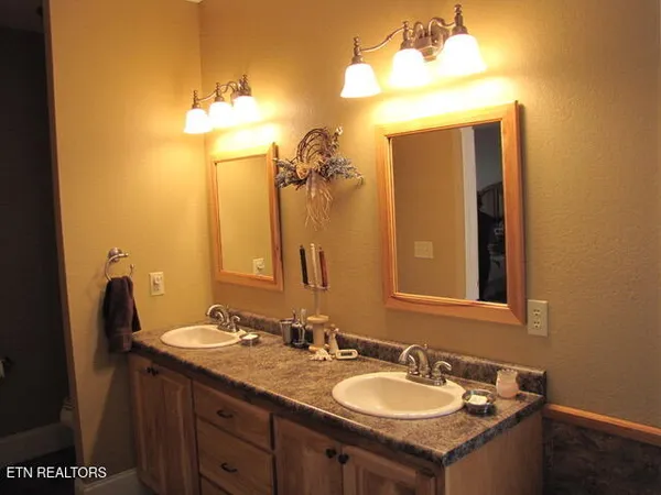 $914,900 | 734 Ridgetop Drive, Jamestown, TN 38556