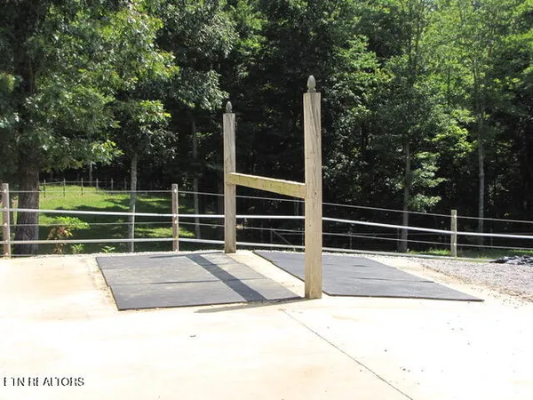 $914,900 | 734 Ridgetop Drive, Jamestown, TN 38556