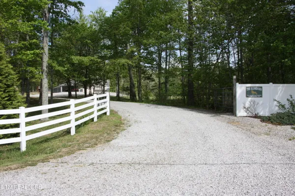 $914,900 | 734 Ridgetop Drive, Jamestown, TN 38556