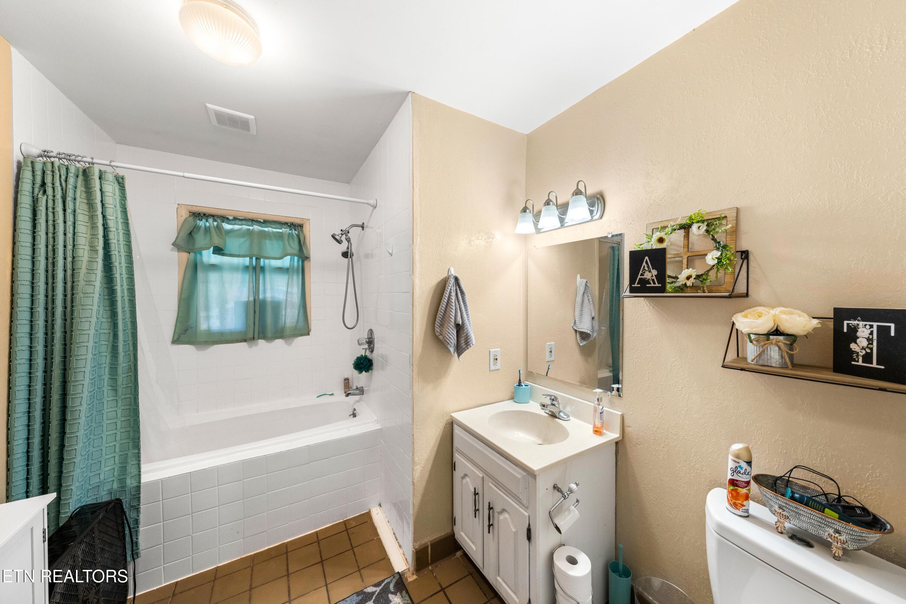2301 Pulaski Road Knoxville, TN 37914 - Photo 13 of 22 Bathroom