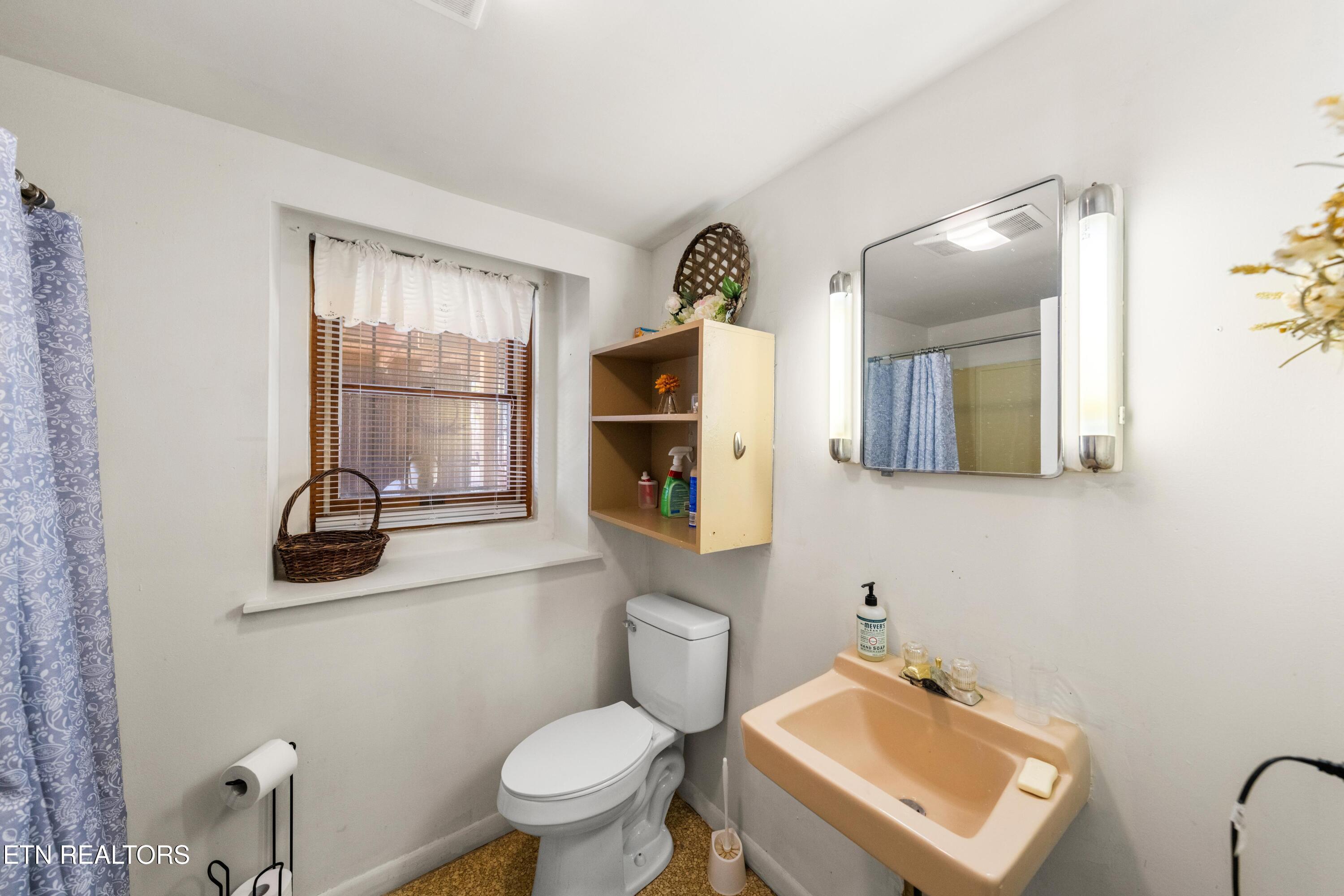 2301 Pulaski Road Knoxville, TN 37914 - Photo 14 of 22 Half bath