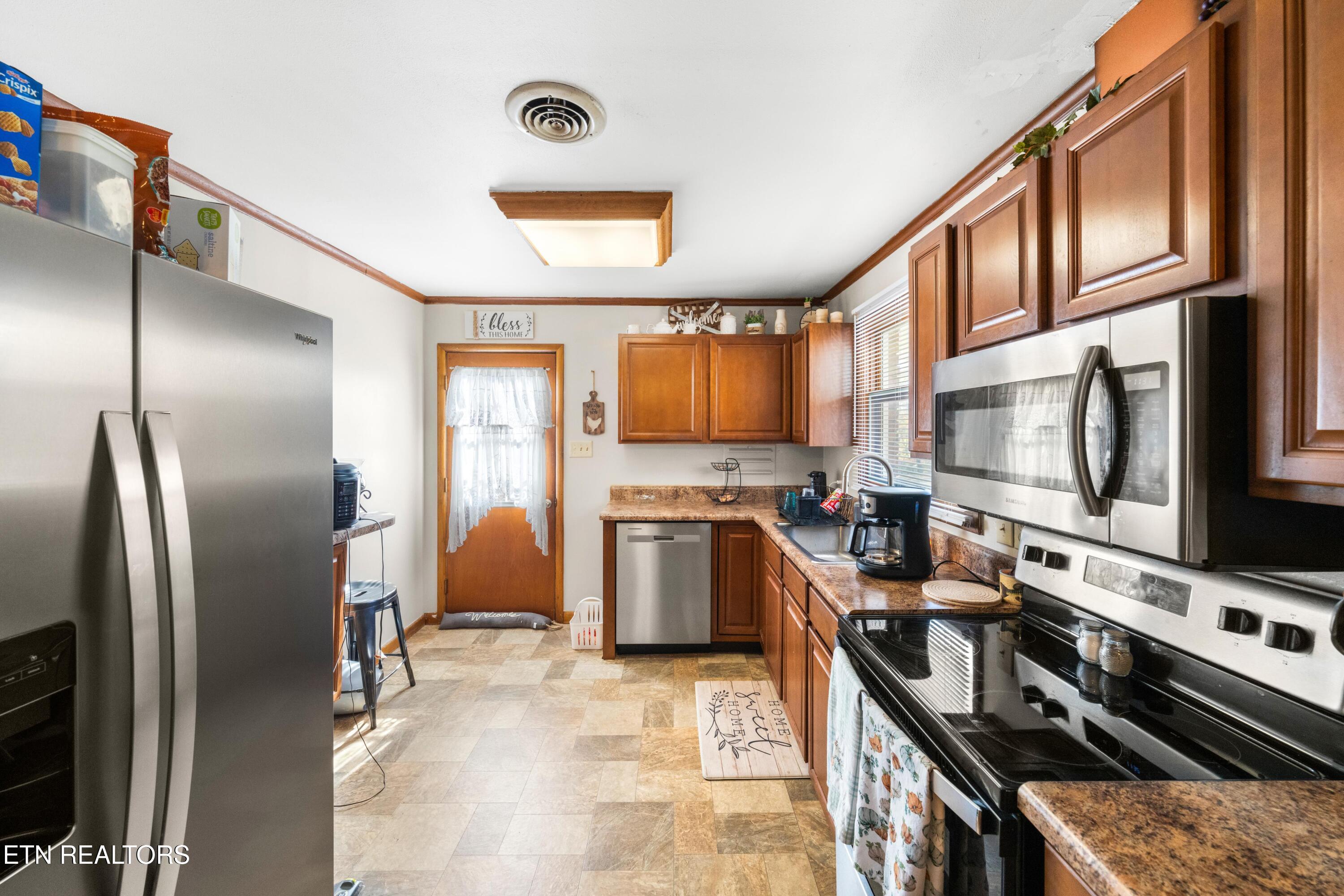 2301 Pulaski Road Knoxville, TN 37914 - Photo 8 of 22 Stainless Appliances convey