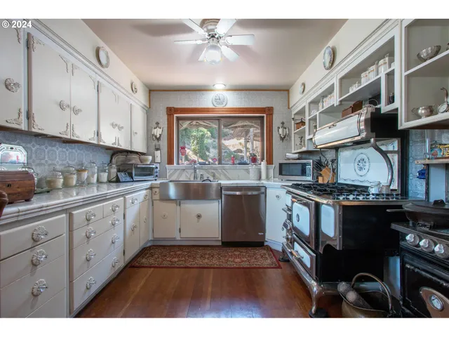 $897,000 | 608 West 6th Street, The Dalles, OR 97058