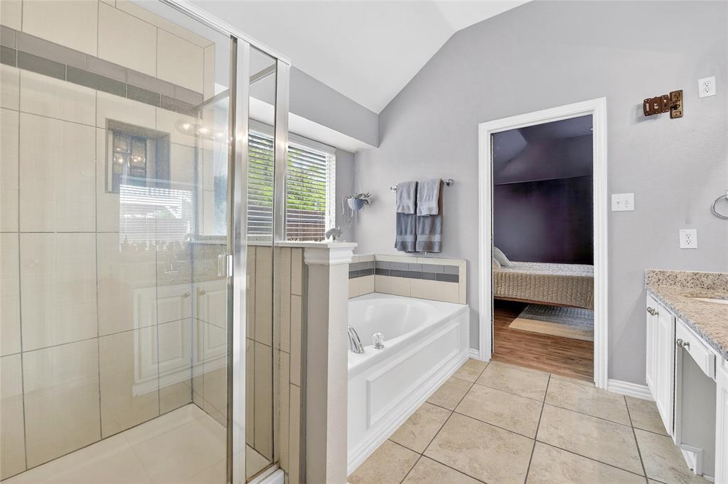 2712 Loon Lake Road Denton, TX 76210 - Photo 30 of 40 Roomy En-Suite