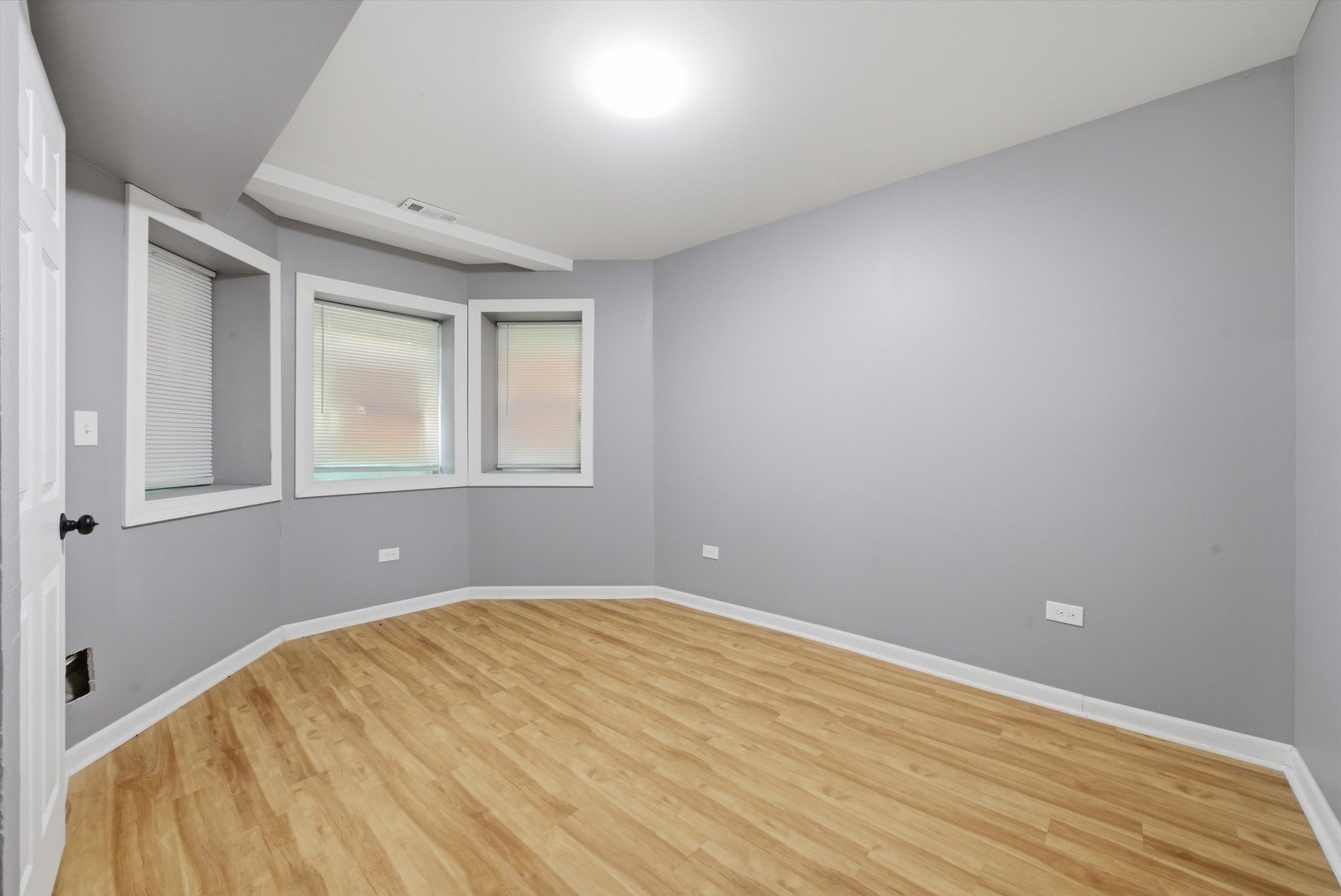 7828 South Escanaba Avenue Chicago, IL 60649 - Photo 27 of 41 a view of empty room with wooden floor
