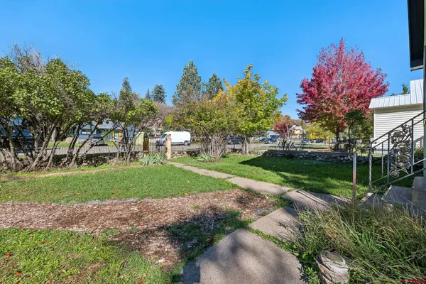 a view of a house with backyard and garden