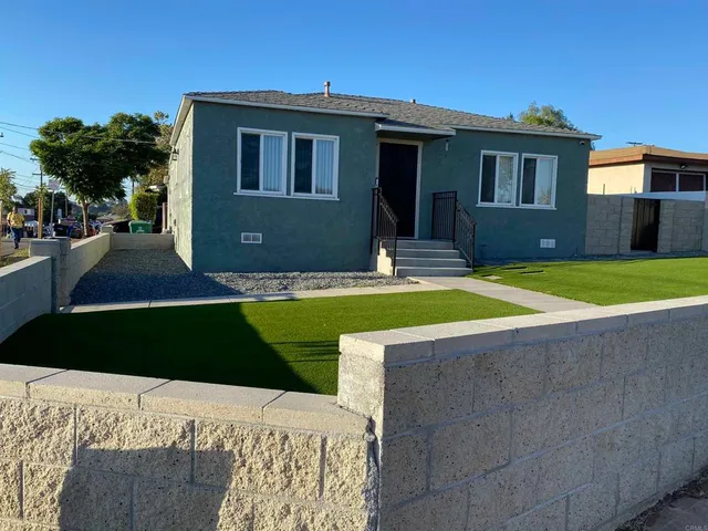 a view of an house with backyard and swimming pool