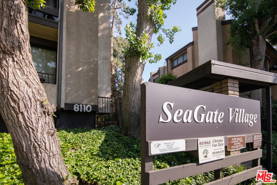 a sign that is sitting on a brick wall