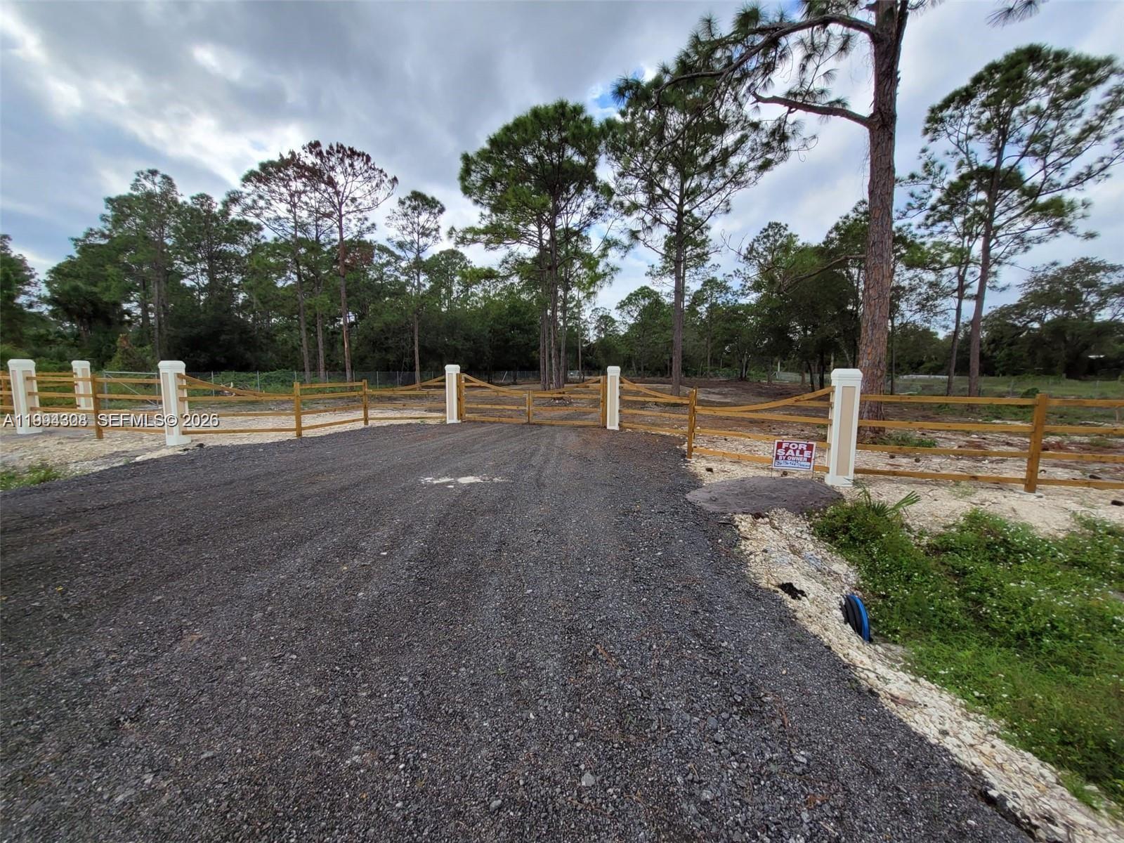 610 South Quebrada Street Clewiston, FL 33440 - Photo 1 of 10 a view of outdoor space with garden view