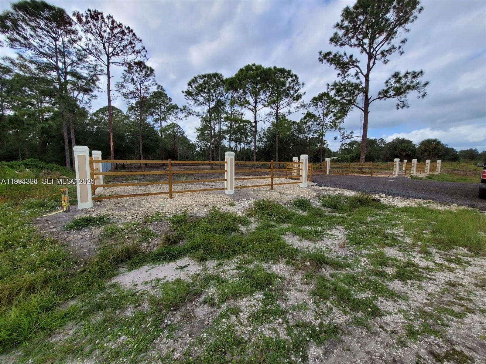 610 South Quebrada Street Clewiston, FL 33440 - Photo 2 of 10 a view of outdoor space with garden and trees