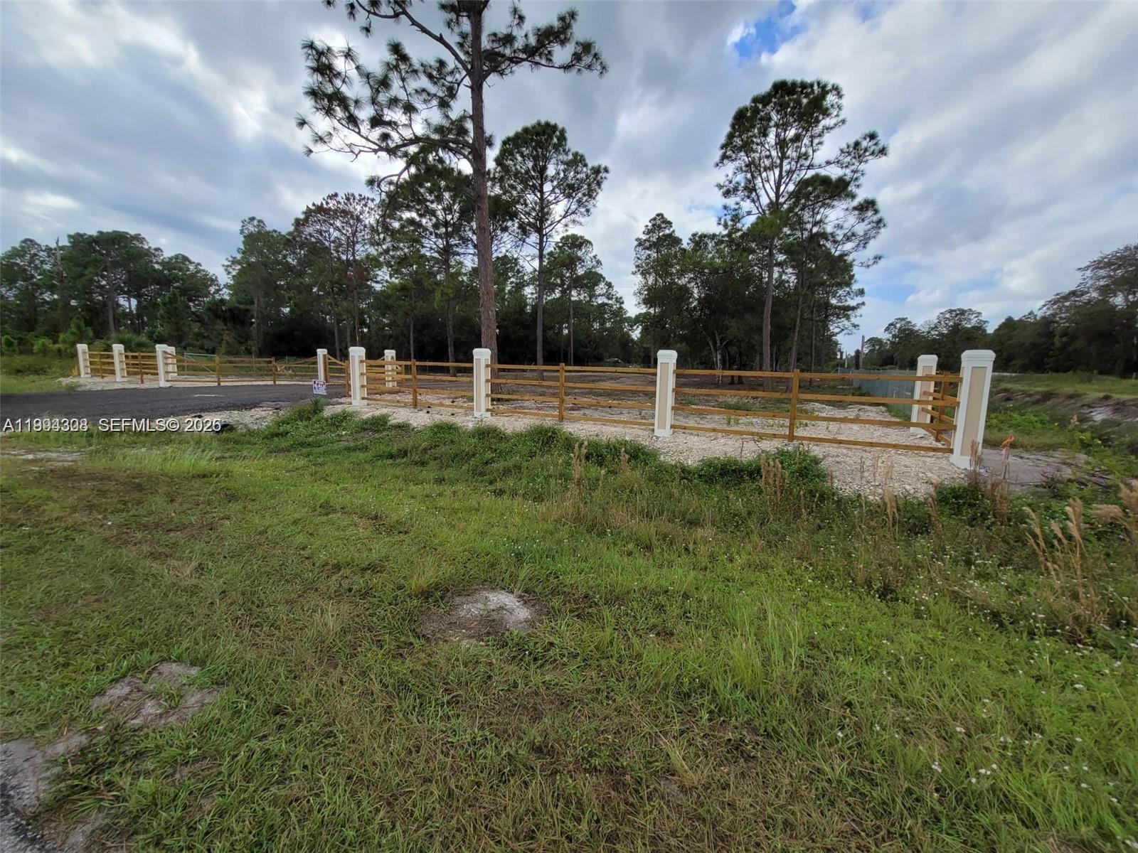 610 South Quebrada Street Clewiston, FL 33440 - Photo 3 of 10 a view of a park