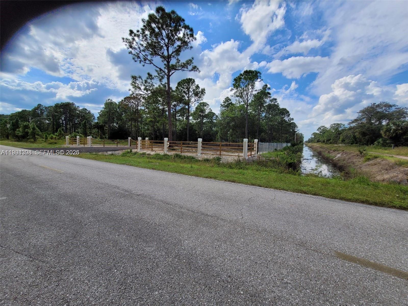610 South Quebrada Street Clewiston, FL 33440 - Photo 4 of 10 a view of a golf course
