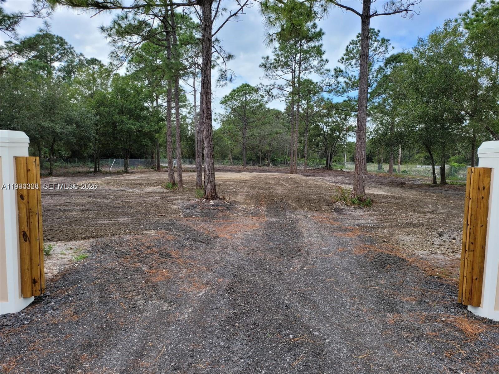 610 South Quebrada Street Clewiston, FL 33440 - Photo 5 of 10 a view of a backyard with tree s