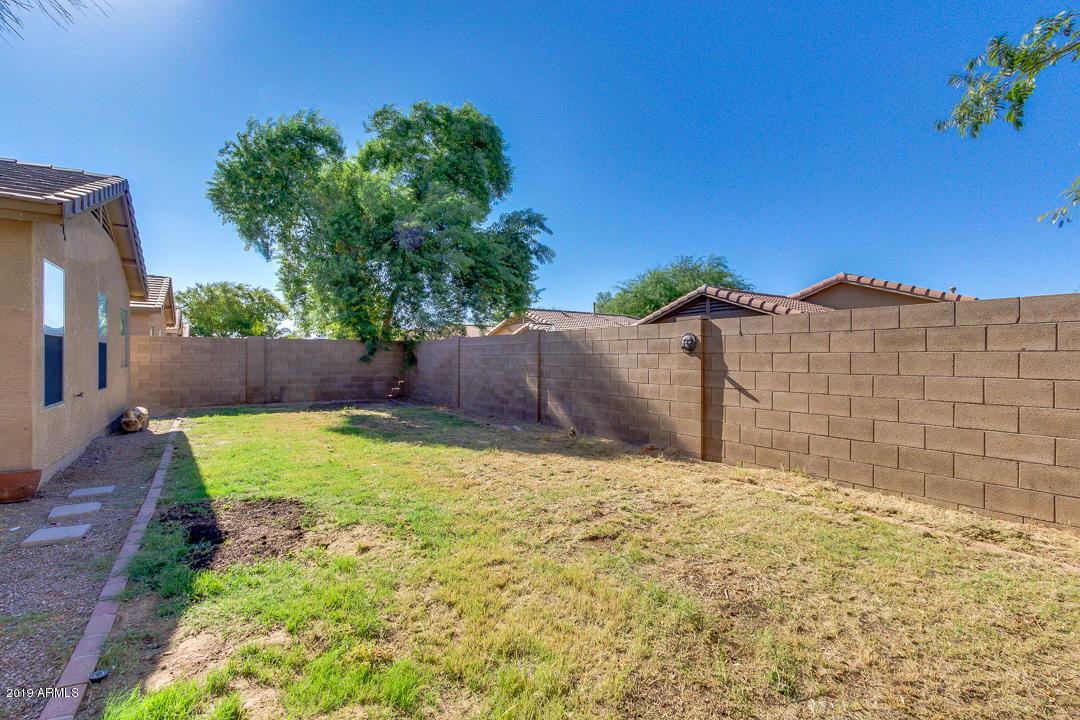 1986 West Tanner Ranch Road Queen Creek, AZ 85144 - Photo 29 of 32 a backyard of a house