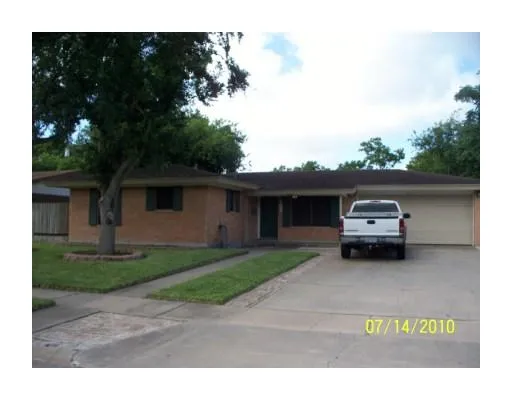 a car parked in front of a white house