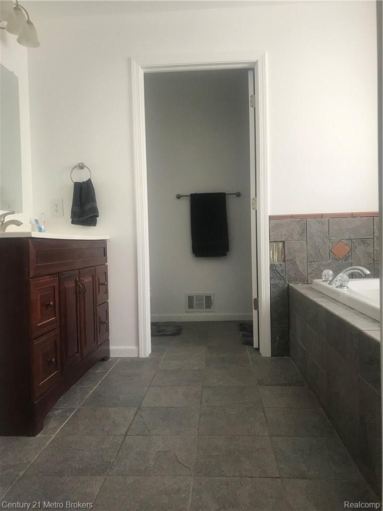 5310 North Vassar Road Flint, MI 48506 - Photo 20 of 32 5471A38C-027D-4165-A9DF-2F0C31E862A8.jpeg