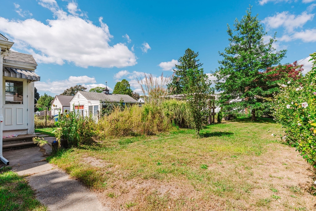 42 Harding Road Fairhaven, MA 02719 - Photo 11 of 38