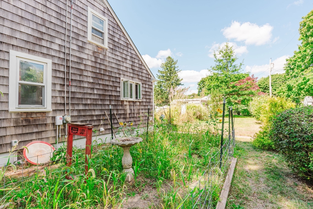 42 Harding Road Fairhaven, MA 02719 - Photo 21 of 38